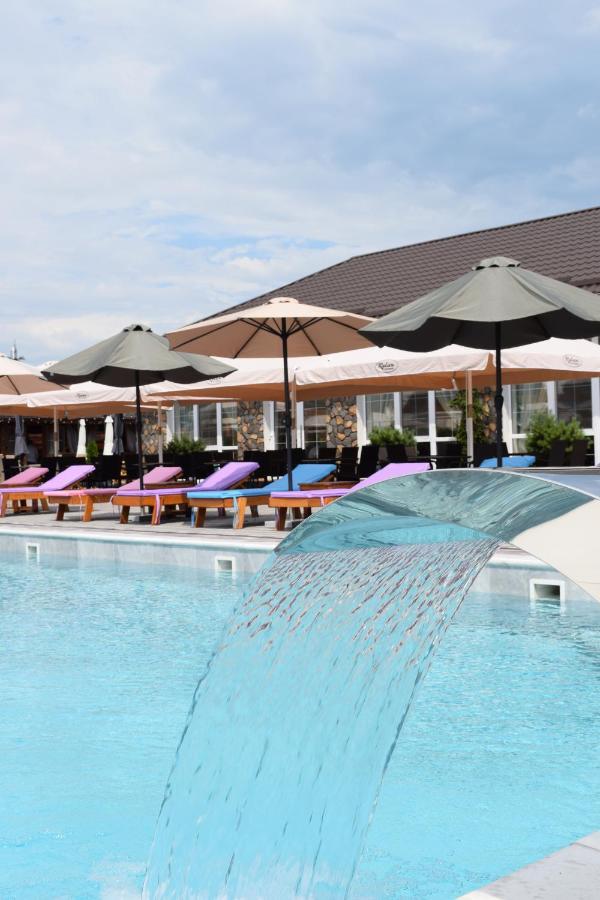 Relax Complex Hotel Boryspilʼ Exteriör bild
