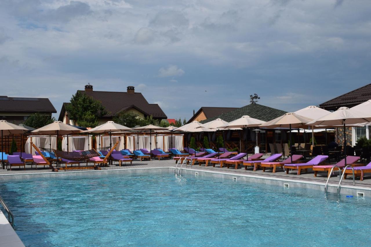 Relax Complex Hotel Boryspilʼ Exteriör bild